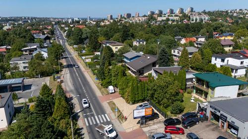 Ul. Żywiecka w Bielsku-Białej z lotu ptaka, w tle budynek biura Fenix Tax